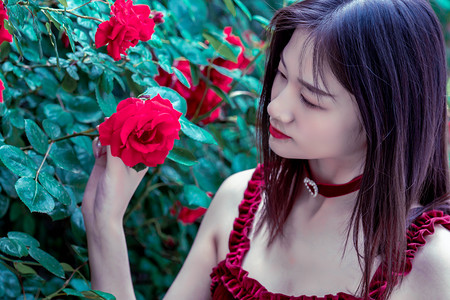 王毅会见乌兹别克斯坦外长赛义多夫